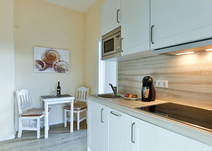 Appartement 5 mit Südbalkon in strandnaher Lage - Bäderstil-Villa in Wenningstedt/Sylt