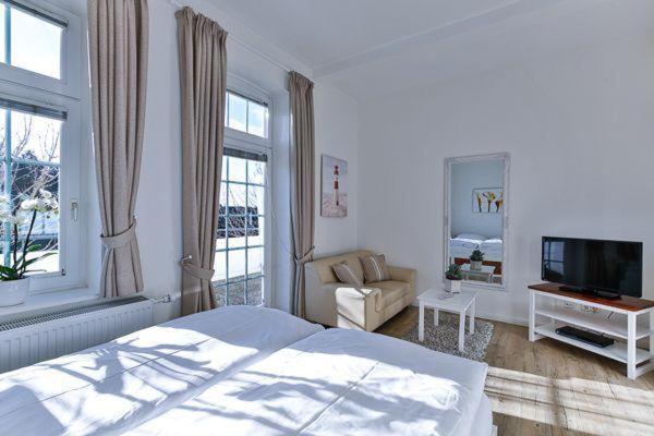 5 Mit Südbalkon In Strandnaher Lage - Bäderstil-villa In Wenningstedt/sylt *
